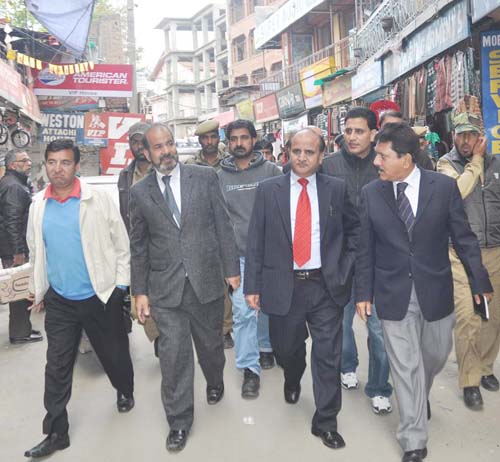 Deputy Chief Minister, Tara Chand interacting with trades, senior citizens and shopkeepers at Srinagar on Tuesday. Deputy Chief Minister, Tara Chand interacting with trades, senior citizens and shopkeepers at Srinagar on Tuesday.