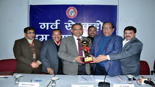 CCI Jammu office bearers presenting a memento to Madhav Lal during an interaction at Chamber House on Monday. CCI Jammu office bearers presenting a memento to Madhav Lal during an interaction at Chamber House on Monday.