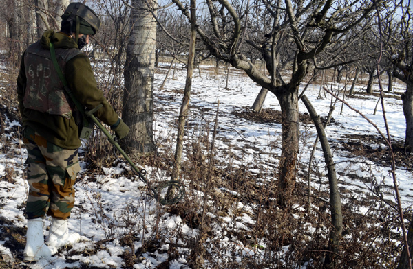 An Army jawan defuses an IED in Baramulla on Saturday. —Excelsior/Aabid Nabi