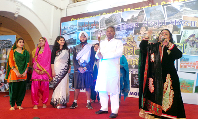 Famous singer Illa Arun singing a melodious song during Jashan-e-Virasat at GGM Science College in Jammu. Famous singer Illa Arun singing a melodious song during Jashan-e-Virasat at GGM Science College in Jammu.