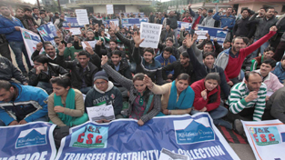 Khidmat Centre owners raising slogans during protest at Jammu on Tuesday. —Excelsior/Rakesh