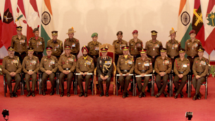 Officers and other ranks awarded on Army Day posing for photograph with Lt Gen Sanjiv Chachra during Investiture Ceremony at Akhnoor on Wednesday. —Excelsior/ Rakesh