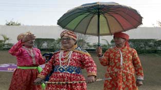 Charan Dass Magotra of Chinji Makwal in role of Raja during Hern Festival at Press Club on Saturday. -Excelsior/Rakesh