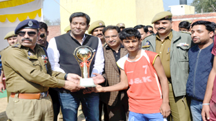 Chief guest presenting trophy to winners of volleyball title in Akhnoor on Tuesday. Chief guest presenting trophy to winners of volleyball title in Akhnoor on Tuesday.