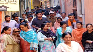 Vikram Malhotra, General Secretary, J&K PCC, during door-to-door campaign for Lok Sabha elections in Tange Wali Gali in Jammu East constituency on Sunday.
