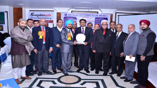Rajesh Aggarwal (in centre) receiving “Attitude Transformation Award” from H S Paul, President, Delhi Advertising Club at the seminar held at New Delhi. Others are board members of DAC and stalwarts of advertising profession. Rajesh Aggarwal (in centre) receiving “Attitude Transformation Award” from H S Paul, President, Delhi Advertising Club at the seminar held at New Delhi. Others are board members of DAC and stalwarts of advertising profession.