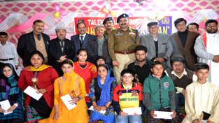 Winners of Range Level Chhoona Hai Aasman posing alongwith the Police Officers at Poonch on Tuesday. —Excelsior/Harbhajan Winners of Range Level Chhoona Hai Aasman posing alongwith the Police Officers at Poonch on Tuesday. —Excelsior/Harbhajan