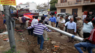 JMC Commissioner Kiran Wattal along with officers seizing equipment and material of private company which was laying cables without permission in Jammu. JMC Commissioner Kiran Wattal along with officers seizing equipment and material of private company which was laying cables without permission in Jammu.