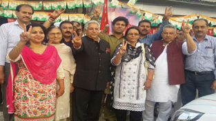 Janak Raj Gupta alongwith Congress supporters during a meeting in district Udhampur on Tuesday.