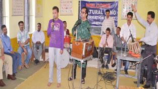 Artists and inmates presenting cultural item at District Jail Kathua.