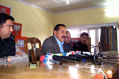 Dr Jitendra Singh talking to reporters at Srinagar on Wednesday. -Excelsior/ Amin War Dr Jitendra Singh talking to reporters at Srinagar on Wednesday. -Excelsior/ Amin War