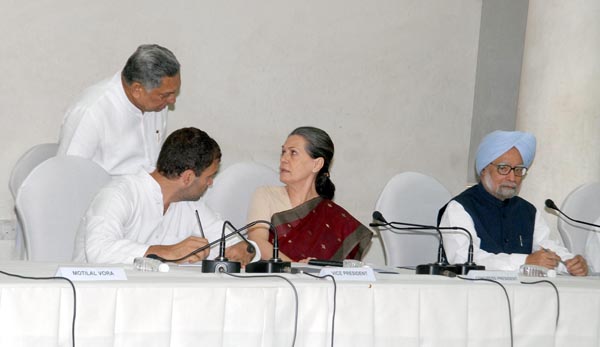 Congress president Sonia Gandhi in conversation with party's Vice President Rahul Gandhi and general secretary Janardan Dwivedi during the CWC meeting in New Delhi on Monday. Outgoing Prime Minister Dr Manmohan Singh also attended the meeting.(UNI) Congress president Sonia Gandhi in conversation with party's Vice President Rahul Gandhi and general secretary Janardan Dwivedi during the CWC meeting in New Delhi on Monday. Outgoing Prime Minister Dr Manmohan Singh also attended the meeting.(UNI)