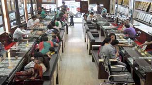 People buying jewellery on the eve of Akshaya Tritiya at Jammu on Thursday. —Excelsior/Rakesh