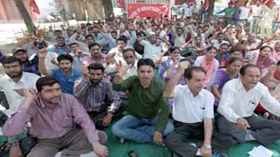 Workers holding May Day rally at Jammu on Thursday. —Excelsior/Rakesh