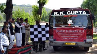 Dignitaries flagging off educational-cum-motivational tour at Mendhar.