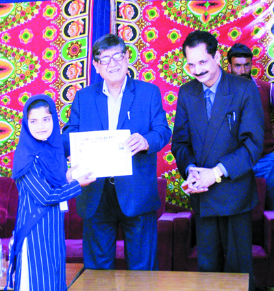 Minister for Higher Education, Mohammad Akbar Lone felicitating a winner in Srinagar. Minister for Higher Education, Mohammad Akbar Lone felicitating a winner in Srinagar.