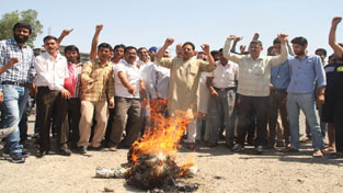People protesting at Kaluchak on Monday. —Excelsior/Gautam