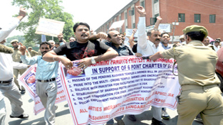 Police foiling the Kashmiri Pandits’ protest march to Lal Chowk on Wednesday. -Excelsior/Amin War