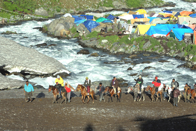 Amarnath pilgrims proceedings towards holy cave via Sangam on Tuesday. —Excelsior/Sajad Dar Amarnath pilgrims proceedings towards holy cave via Sangam on Tuesday. —Excelsior/Sajad Dar