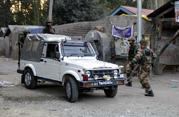 Security was beefed up in North Kashmir's Pattan town after suspected militants attacked a policeman with an axe and snatched his rifle on Saturday. —Excelsior/Aabid Nabi Security was beefed up in North Kashmir's Pattan town after suspected militants attacked a policeman with an axe and snatched his rifle on Saturday. —Excelsior/Aabid Nabi