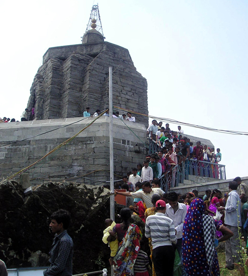A large number of devotees at Shankaracharya temple in Srinagar on the occasion of Raksha Bandhan on Sunday. (UNI)