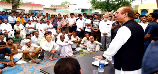 Former Union Minister and Oppn leader in Rajya Sabha, Ghulam Nabi Azad interacting with Pakistani firing victims in Suchetgarh area near IB on Thursday. Former Union Minister and Oppn leader in Rajya Sabha, Ghulam Nabi Azad interacting with Pakistani firing victims in Suchetgarh area near IB on Thursday.