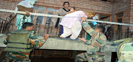 Army personnel during their rescue operations in Srinagar on Sunday. (UNI)