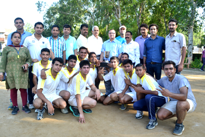 Handballers posing alongwith the dignitaries at Jammu University on Monday. Handballers posing alongwith the dignitaries at Jammu University on Monday.