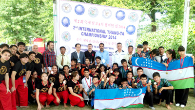 Medal winners of Indian team in International Thang Ta Championship and players of other countries posing for a group photograph alongwith dignitaries and officials. Medal winners of Indian team in International Thang Ta Championship and players of other countries posing for a group photograph alongwith dignitaries and officials.