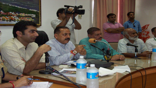 Union Minister Dr Jitendra Singh chairing a meeting of Kathua district administration to review flood relief on Wednesday. —Excelsior/Madan Union Minister Dr Jitendra Singh chairing a meeting of Kathua district administration to review flood relief on Wednesday. —Excelsior/Madan