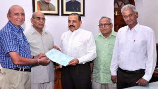 Representatives of 'Bharat Pensioners Samaj' handing over a cheque to Union Minister Dr Jitendra Singh as donation to Prime Minister's National Relief Fund in the aid of J&K flood victims in New Delhi on Saturday. Representatives of 'Bharat Pensioners Samaj' handing over a cheque to Union Minister Dr Jitendra Singh as donation to Prime Minister's National Relief Fund in the aid of J&K flood victims in New Delhi on Saturday.