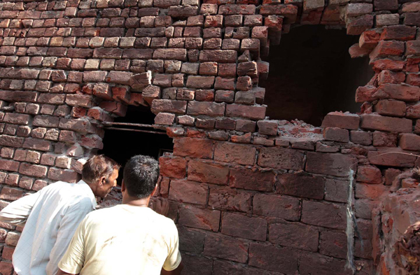 A house badly damaged in Pak shelling at border village of Nanga in Ramgarh sector of Samba district on Thursday. — Excelsior/Rakesh