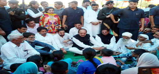 Leader of Opposition in Rajya Sabha Ghulam Nabi Azad talking to Pak firing affected in villagers at Arnia on Tuesday.