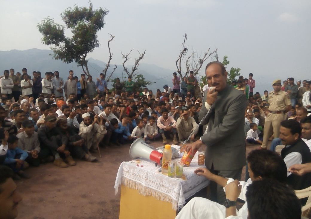 Former Union Minister Ghulam Nabi Azad interacting with flood affected people in Mahore area of Reasi on Wednesday. Former Union Minister Ghulam Nabi Azad interacting with flood affected people in Mahore area of Reasi on Wednesday.