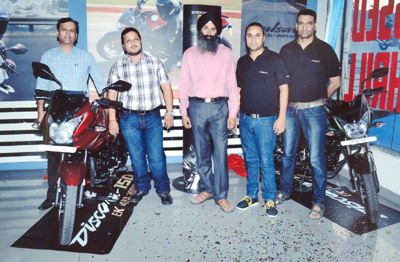 Vineet Aggarwal alongwith officials of Jammu Motors launching new Bajaj Discover 150. Vineet Aggarwal alongwith officials of Jammu Motors launching new Bajaj Discover 150.