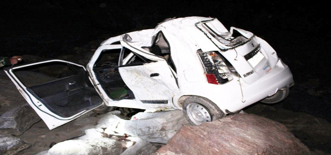 The ill-fated vehicle after accident at Kandni area of Drabshalla in district Kishtwar on Sunday. —Excelsior/Tilak Raj