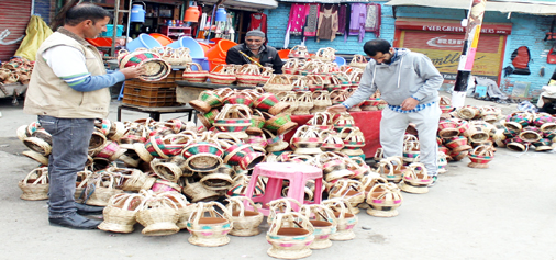 As winter approaches, Kangris are much in demand in South Kashmir. —Excelsior/Younis Khaliq