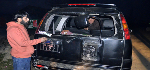 PDP candidates allegedly smashed glasses of NC candidate for Baramulla constituency Ghulam Hassan Rahi's personal vehicle in Chandoosa during PDP-NC clash on Thursday. —Excelsior/Aabid Nabi