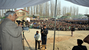 PDP patron Mufti Mohammad Sayeed addressing a public meeting at Baramulla on Tuesday. PDP patron Mufti Mohammad Sayeed addressing a public meeting at Baramulla on Tuesday.
