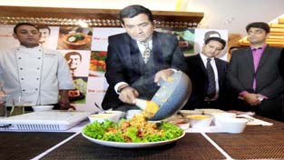Master Chef Sanjeev Kapoor preparing a cuisine after inaugurating his restaurant “The Yellow Chilli” at Marble Market, Kunjwani, Jammu on Friday. -Excelsior/Rakesh Master Chef Sanjeev Kapoor preparing a cuisine after inaugurating his restaurant “The Yellow Chilli” at Marble Market, Kunjwani, Jammu on Friday. -Excelsior/Rakesh