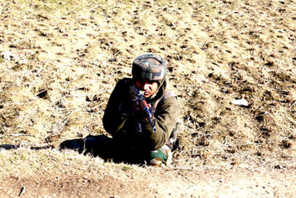 An Army jawan during searches in Sopore on Monday. — Excelsior/ Aabid Nabi