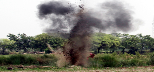 A live mortar shell being defused in Samba sector on Wednesday.— Excelsior/Rakesh