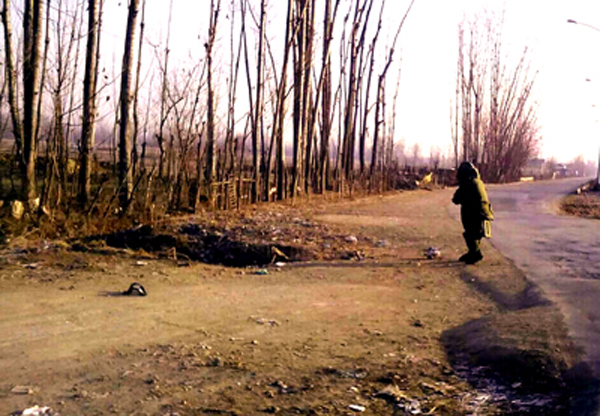 A Bomb Disposal Squad personnel defusing an IED at Srinagar-Gulmarg National HIghway at Kawoosa on Monday. —Excelsior/Aabid Nabi