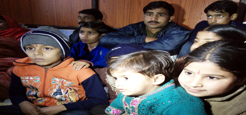 Terrified border children at Chichi Mata migrant camp in Samba on Wednesday.— Excelsior / Gautam