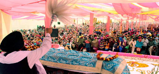 Sikh Sangat offering special prayers on Parkash Utsav of Guru Gobind Singh Ji at Chand Nagar Gurdwara in Jammu on Wednesday. —Excelsior/ Rakesh