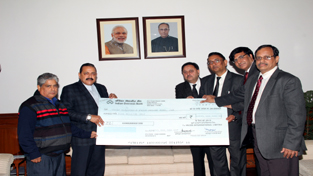 Deepak Sabhlok, Director, Projects, Ircon International Limited (IRCON) presenting Rs 50 lakh cheque to Dr Jitendra Singh, Union Minister of State PMO, Personnel, Public Grievances and Pensions towards Chief Minister’s Flood Relief Fund for relief and rehabilitation works in Jammu and Kashmir. IRCON officers Veer Narayan, GM, J&K and AK Singh, GM, Finance, J&K were also present on the occasion.