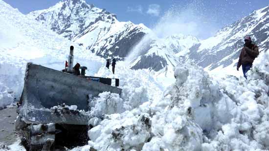Project VIJAYAK personnel engaged in snow clearance operations near Kargil. -Excelsior/Murtaza Ali Project VIJAYAK personnel engaged in snow clearance operations near Kargil. -Excelsior/Murtaza Ali