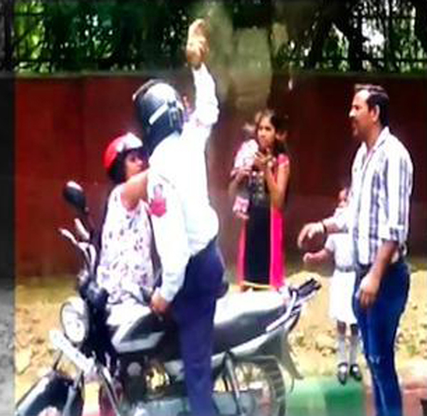 Traffic cop hits woman with a brick for not being given Rs 200 bribe, dismissed from service.