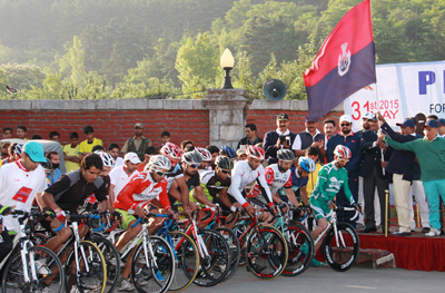 DGP K Rajendra Kumar flagging of cycle race “Pedal for Kashmir’ at Srinagar on Sunday. —Excelsior/Amin War DGP K Rajendra Kumar flagging of cycle race “Pedal for Kashmir’ at Srinagar on Sunday. —Excelsior/Amin War
