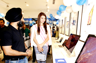 A salesman briefing a customer about the features of Apple product at iSpace, an exclusive Apple store at Wave Mall, Jammu. -Excelsior/Rakesh A salesman briefing a customer about the features of Apple product at iSpace, an exclusive Apple store at Wave Mall, Jammu. -Excelsior/Rakesh